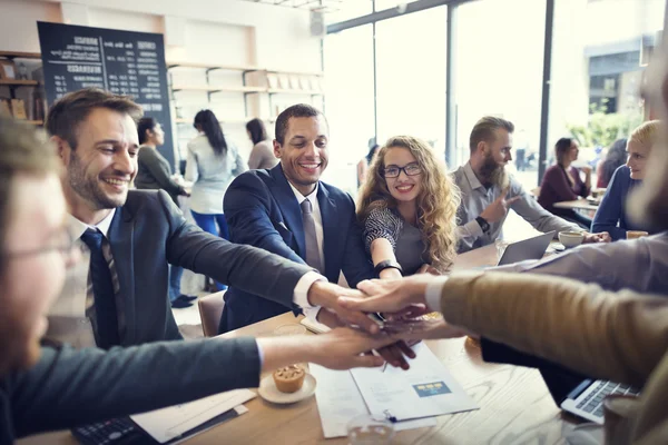 Menschen machen Haufen von Händen — Stockfoto