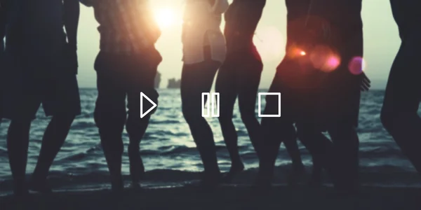 Vrienden samen plezier op het strand — Stockfoto