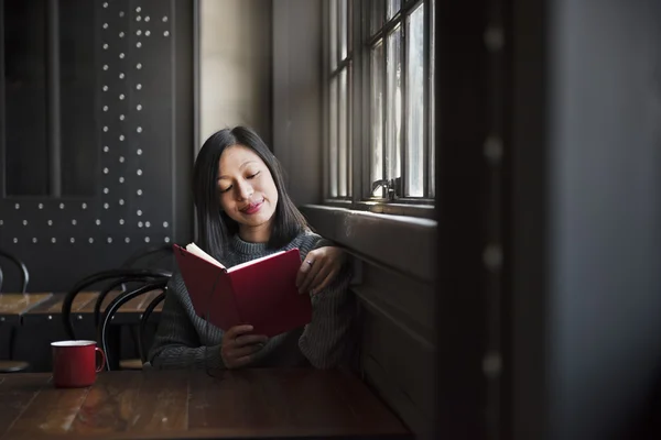 Asiatische Frau liest Buch — Stockfoto