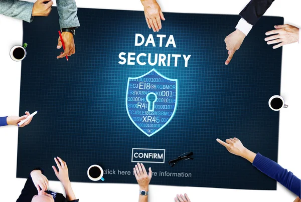 Mensen uit het bedrijfsleven wijzen op gegevensbeveiliging — Stockfoto