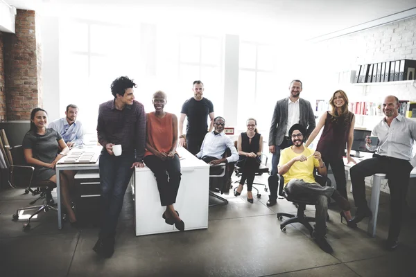 Gente de negocios trabajando en oficina —  Fotos de Stock