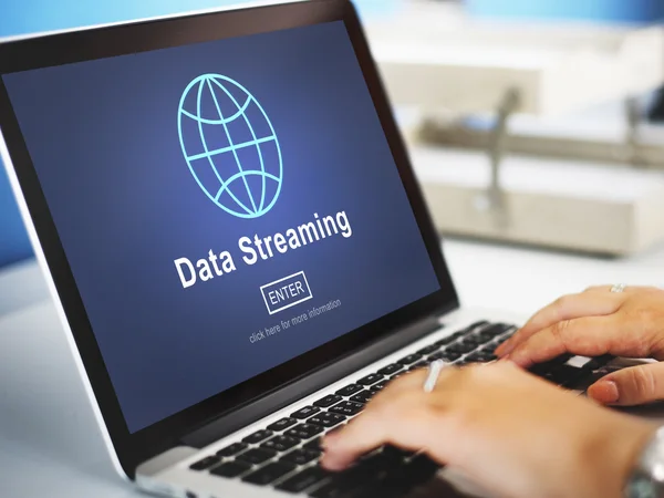 Laptop med data streaming på skärmen — Stockfoto
