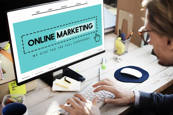 Zakenman met online marketing op de monitor — Stockfoto