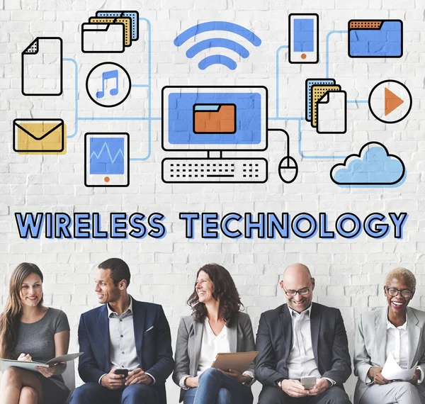 Uomini d'affari alla riunione e tecnologia wireless — Foto Stock