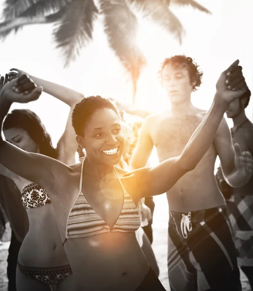 Άνθρωποι απολαμβάνουν καλοκαίρι Beach Party — Φωτογραφία Αρχείου