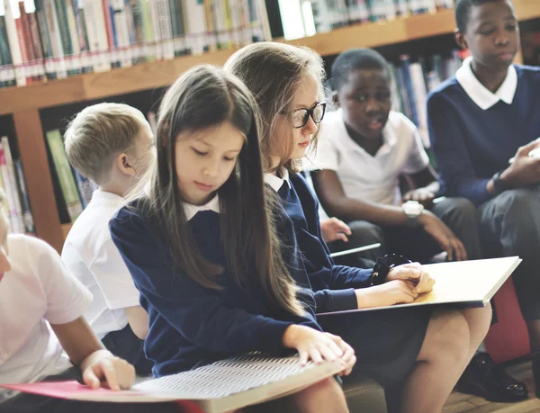 Mångfald grupp barn i skolan — Stockfoto