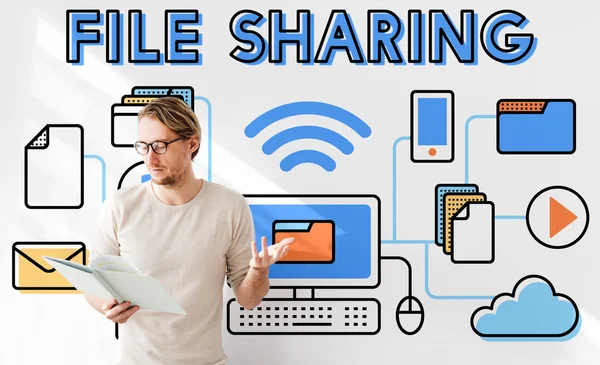 Empresário trabalhando com File Sharing — Fotografia de Stock