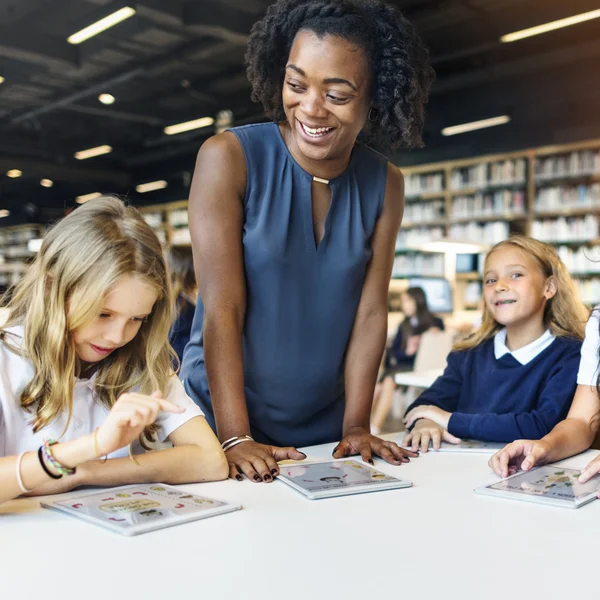 Children studying in library — Φωτογραφία Αρχείου