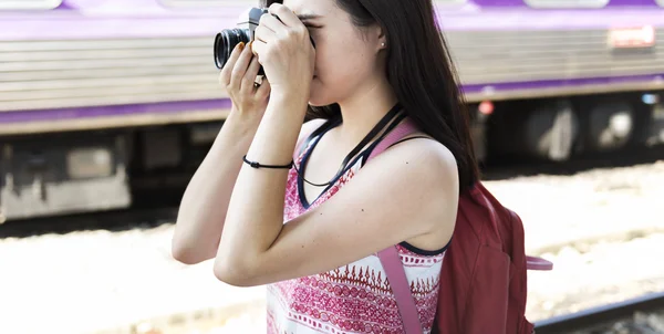 Ragazza fotografa in viaggio — Foto Stock