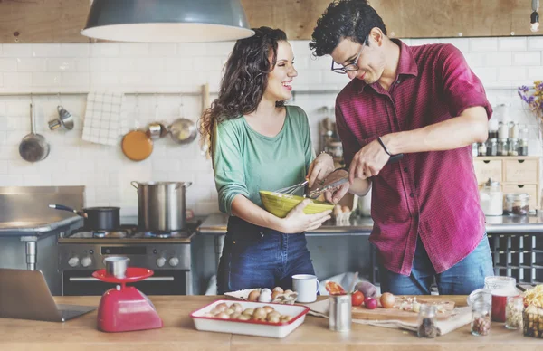 Couple cuisine ensemble — Photo