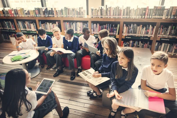 Diversité groupe d'enfants scolarisés — Photo