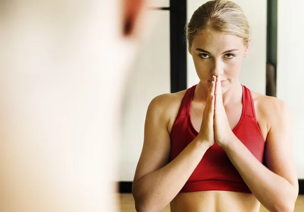 Mulher praticando Yoga de dose — Fotografia de Stock