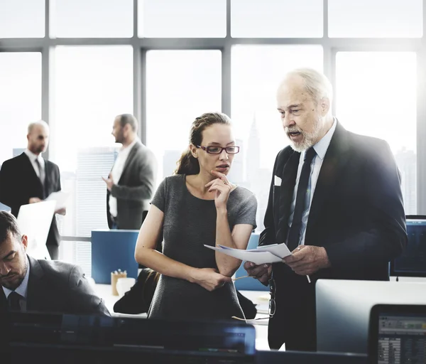 Uomini d'affari che lavorano in ufficio — Foto Stock