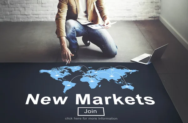 Új piacok dolgozó üzletember — Stock Fotó