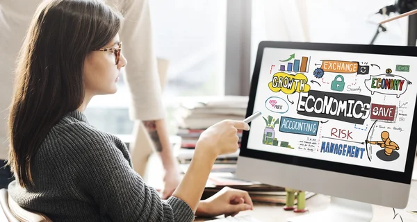 Mujer mostrando en monitor con economía — Foto de Stock