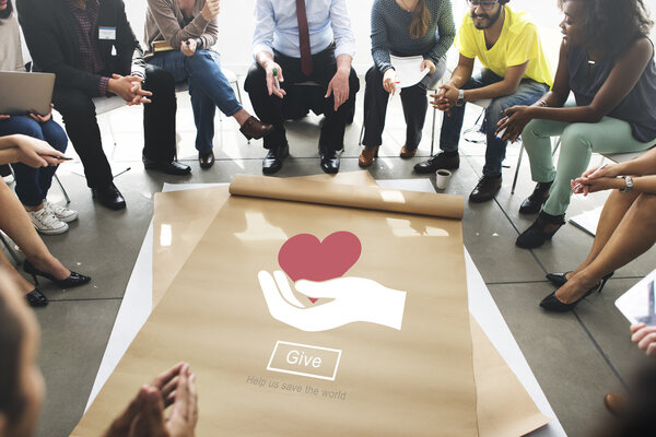 люди над плакатом с рукой помощи
