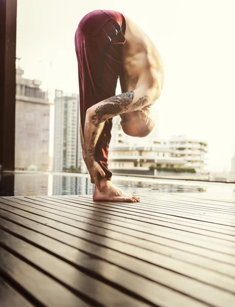 Людина практикуючих пози йоги — стокове фото
