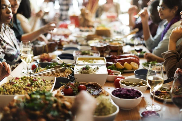 Menschen genießen Essen — Stockfoto