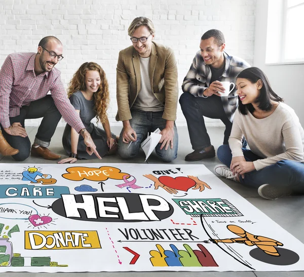 Ontwerpers werken met poster en help — Stockfoto