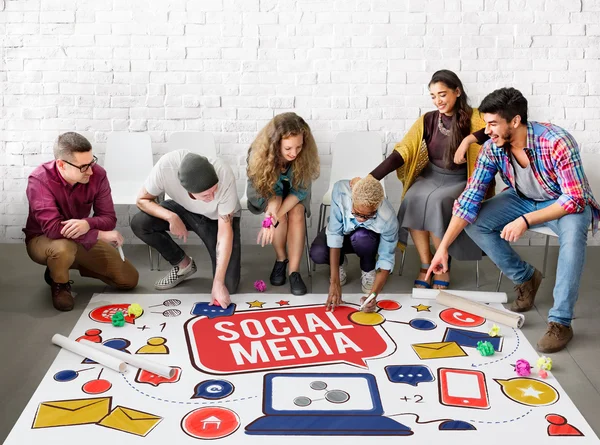 Mångfald människor med sociala medier — Stockfoto