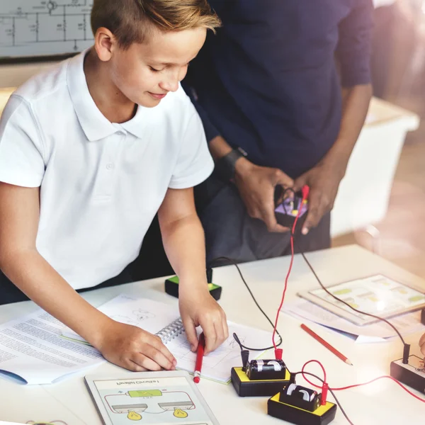 Schüler haben Unterricht im Klassenzimmer — Stockfoto