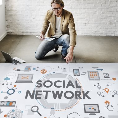 sosyal ağ ile çalışan iş adamı