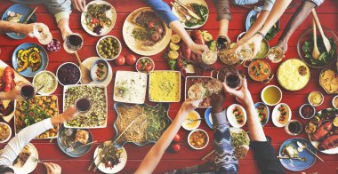 arkadaşlar büyük tablo için yemek