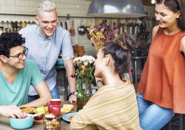 Arkadaşlar birlikte mutfakta