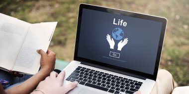 Dizüstü bilgisayar kullanarak, okuyan öğrenciler