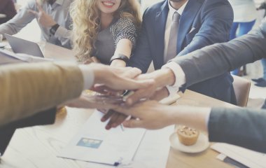 İnsanlar ellerini yığını yapma