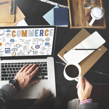 Onun iş yerinde dizüstü bilgisayar kullanan adam 