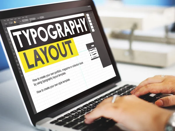 Laptop mit Typografie-Layout auf dem Bildschirm — Stockfoto