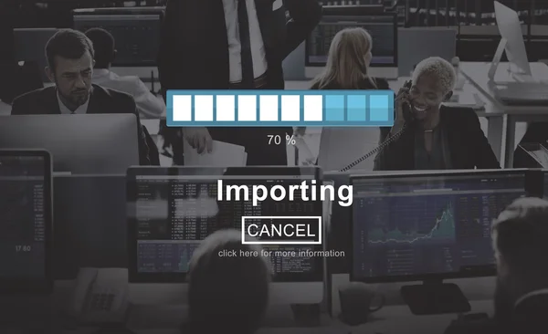Mensen uit het bedrijfsleven werken en importeren — Stockfoto