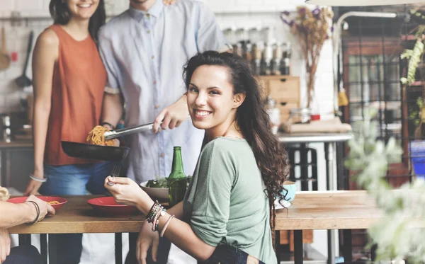 Arkadaşlar birlikte mutfakta