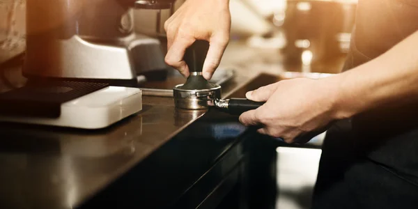 Barista-Maschine beim Kaffeekochen — Stockfoto