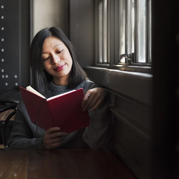 Mujer asiática leyendo libro —  Fotos de Stock