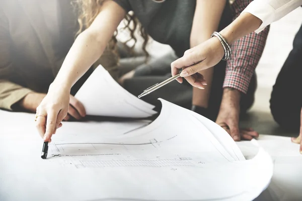 Diseñadores trabajando con póster —  Fotos de Stock