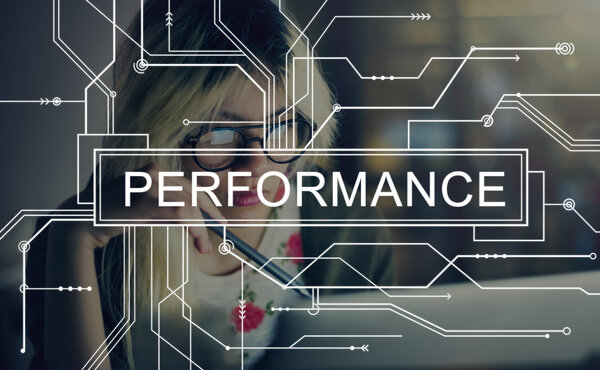 женщина, работающая на компьютере и производительность
