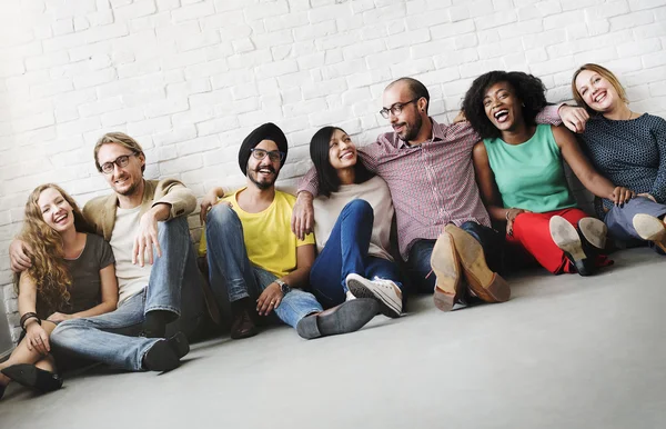 Diversidad amigos cerca de la pared —  Fotos de Stock