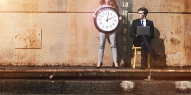İş adamları ile saat kavramı 