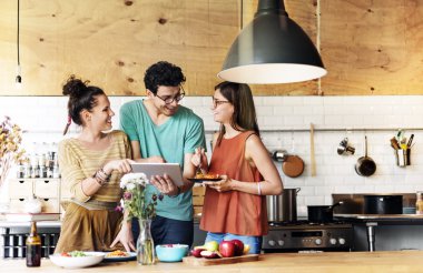 Arkadaşlar mutluluk açık mutfak