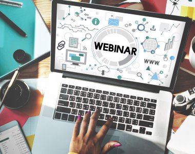 webinar üstünde perde ile dizüstü bilgisayar