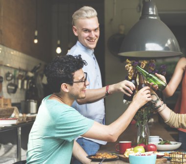 Arkadaşlar mutluluk açık mutfak