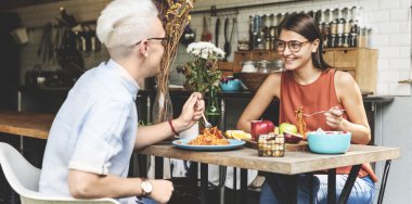 Çift birlikte yemek