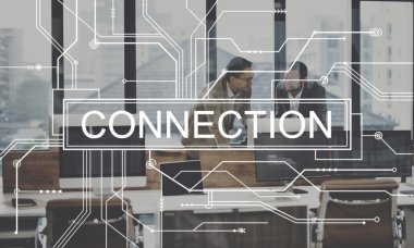 İş arkadaşları projeyi tartışıyor