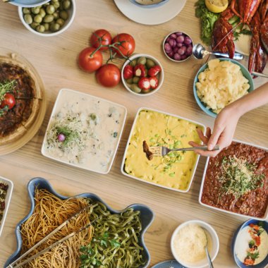 arkadaşlar büyük tablo için yemek