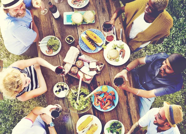 Amis traînant à la fête en plein air — Photo