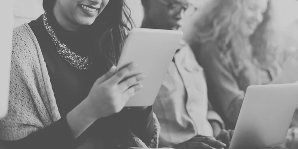 Diversiteit mensen met digitale apparaten — Stockfoto