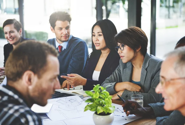 Grupo de Empresários Discutindo no Conceito do Escritório — Fotografia de Stock