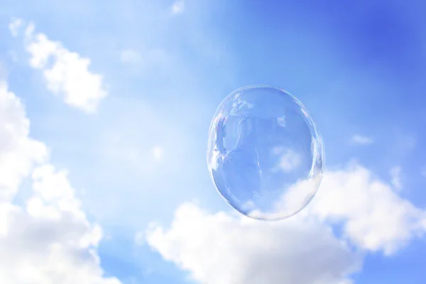 Пузырь воздуха в голубом небе — стоковое фото